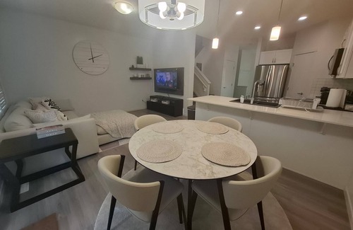 Southwest Edmonton Casa | *Chic Modern 4BDRM Home- 2 King Bed,2 living room*