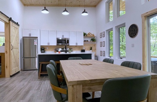 Campton Cabina | Chic 2-bed modern cabin in a magical forest - Hot Tub, Swinging Bed, AC, & WiFi