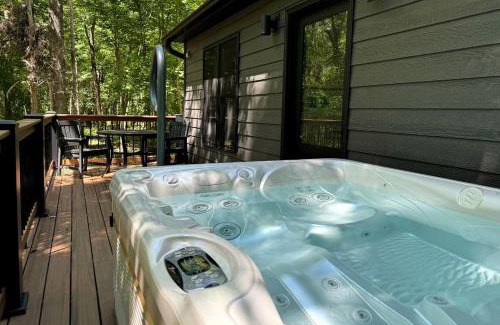 Carbondale Casa | Chic Modern Cabin with Jacuzzi Ideal for Couples in Carbondale, Illinois