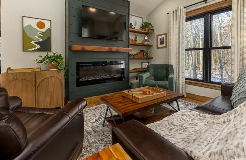 Carbondale Casa | Chic Modern Cabin with Jacuzzi Ideal for Couples in Carbondale, Illinois