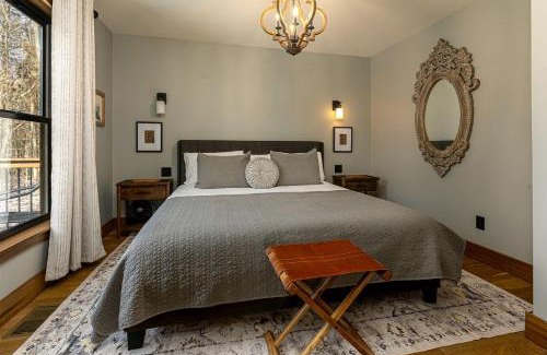 Carbondale Casa | Chic Modern Cabin with Jacuzzi Ideal for Couples in Carbondale, Illinois