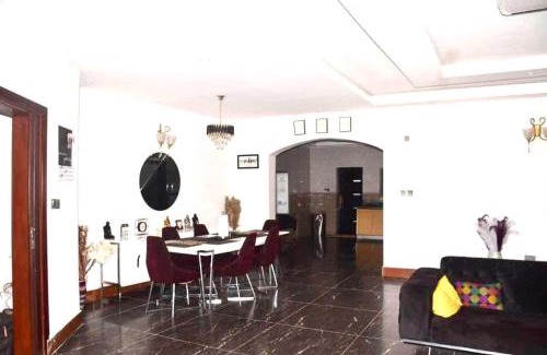Freetown Casa | Chic Modern Getaway