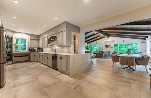 Rockford Casa | Chic Modern Glam - The Rock Royale