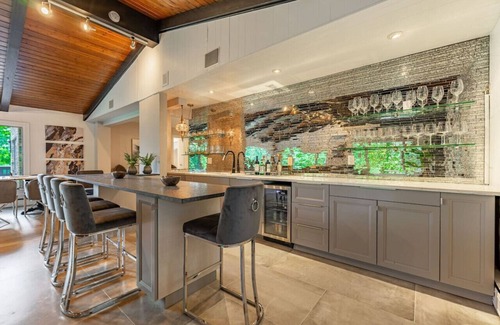 Rockford Casa | Chic Modern Glam - The Rock Royale