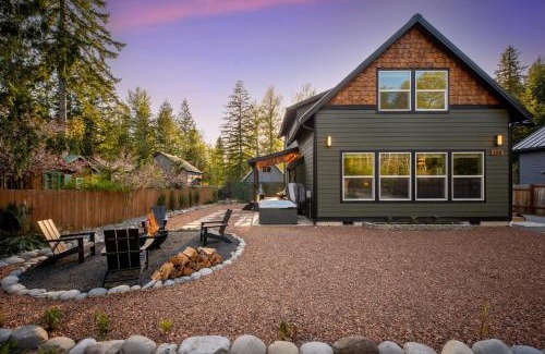 Paradise Estates Casa | Chic Mt Rainier Escape Hot Tub Firepit