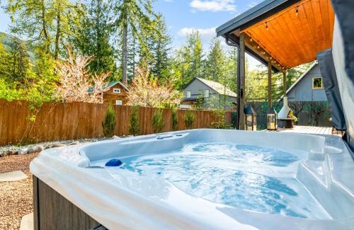 Paradise Estates Casa | Chic Mt Rainier Escape Hot Tub Firepit