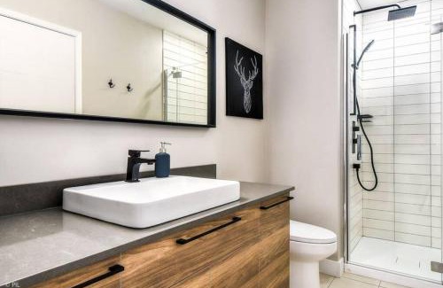Mont-Tremblant Apartamento | Chic Mt-Tremblant Condo with View on the Lake by Denstays