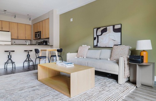 Mount Vernon Square Apartamento | Chic Mt Vernon 1BR w/ Gym & Rooftop Pool, nr Gtown Law, by Blueground