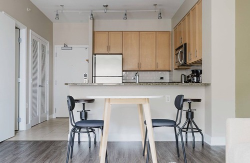 Mount Vernon Square Apartamento | Chic Mt Vernon 1BR w/ Gym & Rooftop Pool, nr Gtown Law, by Blueground