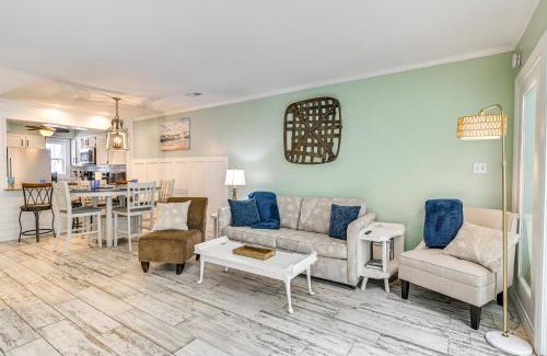 Murrells Inlet Casa | Chic Murrells Inlet Getaway about 2 Mi to Marsh Walk!