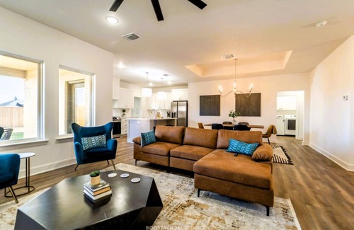 Lubbock Casa | Chic New Build - 5 miles to Tech/Covenant/UHC - 2 miles to shopping!