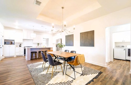Lubbock Casa | Chic New Build - 5 miles to Tech/Covenant/UHC - 2 miles to shopping!