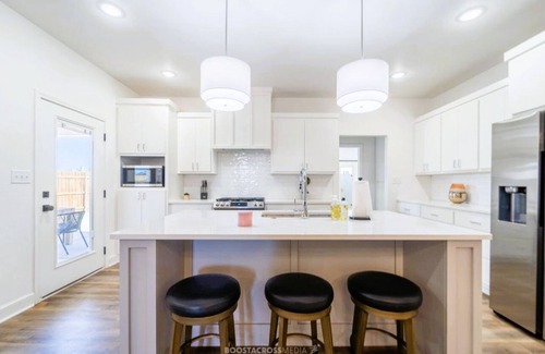 Lubbock Casa | Chic New Build - 5 miles to Tech/Covenant/UHC - 2 miles to shopping!