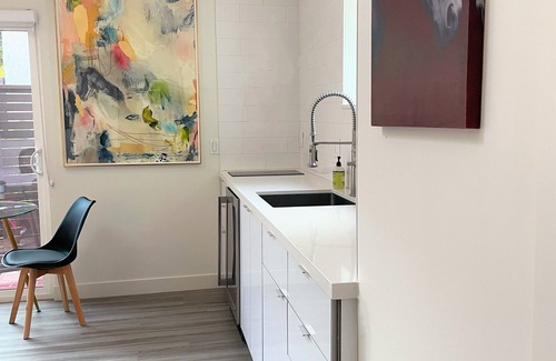 The Flats Apartamento | Chic new guest suite studio with WiFi and AC in fabulous West Hollywood