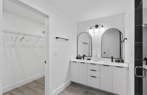 Fort Myers Casa | Chic Newly Built Vacation Escape with Canal view