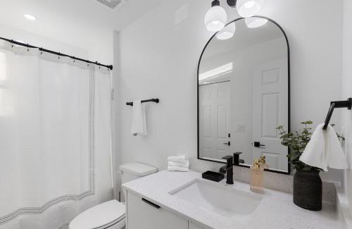 Fort Myers Casa | Chic Newly Built Vacation Escape with Canal view
