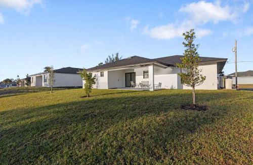 Fort Myers Casa | Chic Newly Built Vacation Escape with Canal view