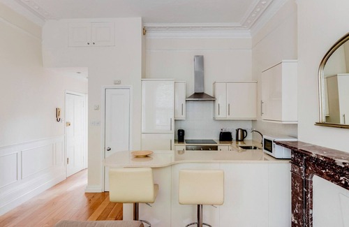 Campden Apartamento | Chic Notting Hill, walk to Market & Kensington Gardens, by Blueground