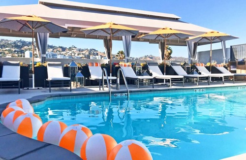 Tri-West Apartamento | Chic Oasis in West Hollywood's Heart! 3 Units w/Balconies! Pool & Tennis Court!