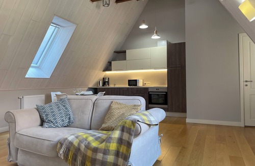 Pohja-Tallinn Apartamento | Chic Old Town Apartment with Soaring Ceilings and Modern Comforts