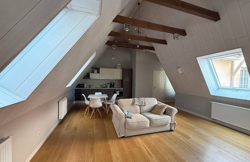 Pohja-Tallinn Apartamento | Chic Old Town Apartment with Soaring Ceilings and Modern Comforts
