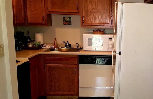 Fredericktown Cabina | Chic One-Bedroom Suite With Jacuzzi Tub for Romantic Getaway near Columbus, Ohio