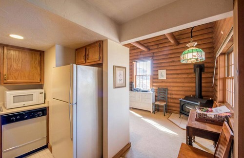 Fredericktown Cabina | Chic One-Bedroom Suite With Jacuzzi Tub for Romantic Getaway near Columbus, Ohio