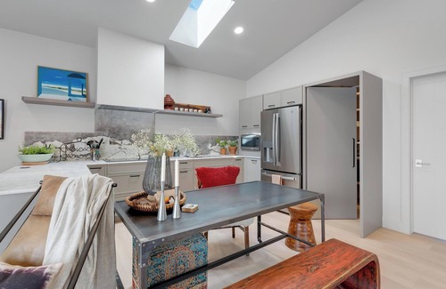 Sandy Casa | Chic Organic-Modern Loft with Mountain View