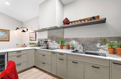 Sandy Casa | Chic Organic-Modern Loft with Mountain View
