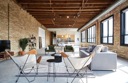 West Loop Apartamento | Chic Penthouse Corner 3BR Loft In Fulton Market