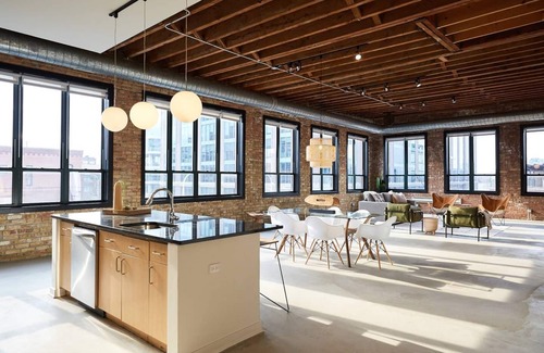 West Loop Apartamento | Chic Penthouse Corner 3BR Loft In Fulton Market