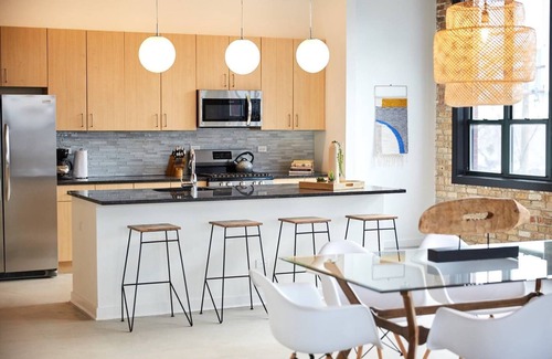 West Loop Apartamento | Chic Penthouse Corner 3BR Loft In Fulton Market