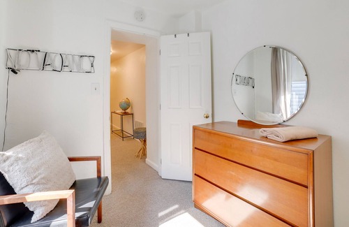 Millvale Apartamento | Chic Pittsburgh Townhome w/ Private Deck!
