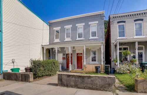 Millvale Apartamento | Chic Pittsburgh Townhome w/ Private Deck!