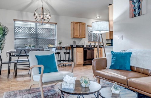 Desert Ridge Casa | Chic Poolside Oasis - Karaoke - BBQ - Games