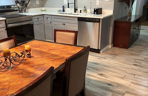 Whitehaven Casa | Chic Rancher 7BR Compound Near Graceland & Airport