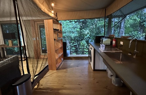 Barú Cabina | Chic Retreat: Luxe in Canvas at Arbol De La Vida. Half-hour to Dominical Beach!