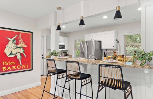 Plymouth Casa | "Chic Retreat" w/Home Office & Gym by Roxy Rentals