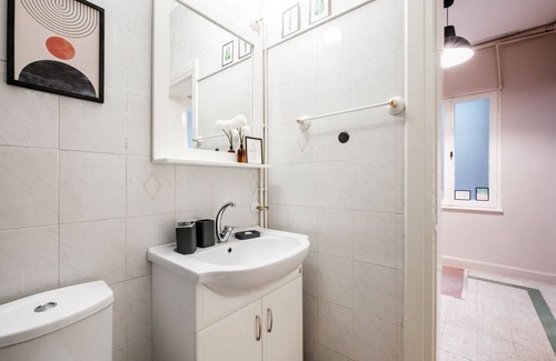 Nisantasi Apartamento | Chic Roomy Flat w Balcony 2 min to Citys Nisantasi