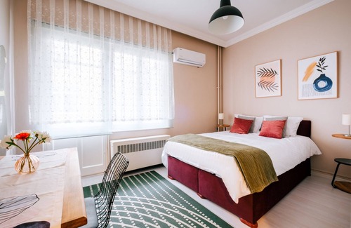 Nisantasi Apartamento | Chic Roomy Flat w Balcony 2 min to Citys Nisantasi