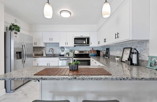 Chic's Beach Apartamento | Charming 2-bedroom apartment with WiFi, 30 day Min stay and Dogs welcome!