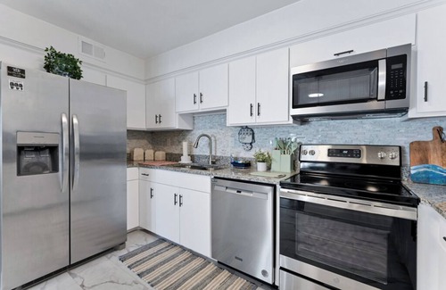 Chic's Beach Apartamento | Charming 2-bedroom apartment with WiFi, 30 day Min stay and Dogs welcome!