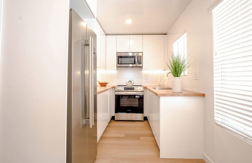 Wilshire Montana Apartamento | Chic Santa Monica Stay, Walk to Montana, Pool & BBQ