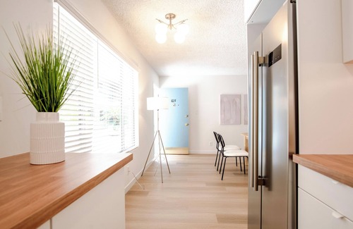 Wilshire Montana Apartamento | Chic Santa Monica Stay, Walk to Montana, Pool & BBQ