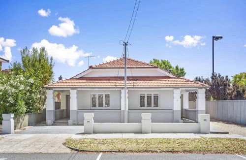 West Perth Casa | Chic Semi-Detached 2-Bed Home with Outdoor Dining