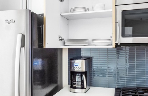 D Street - West Broadway Apartamento | Chic South Boston studio w/ Gym, W/D by Seaport & Lawn on D by Blueground