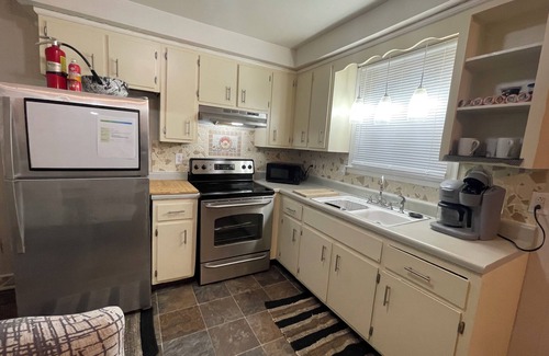 Clarksville Apartamento | Spacious 3-bedroom apartment with WiFi, AC in charming Clarksville