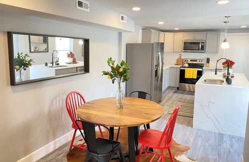 Downtown Casa | Chic Spacious Home 5 Mins To College & Frederick Health