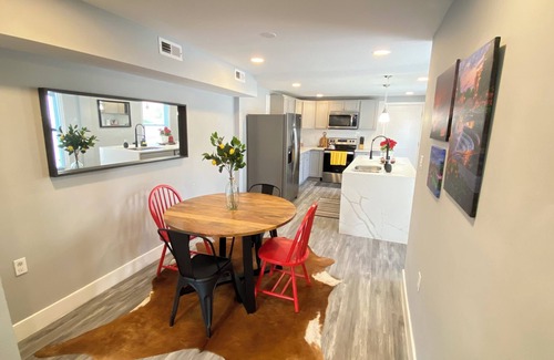 Downtown Casa | Chic Spacious Home 5 Mins To College & Frederick Health