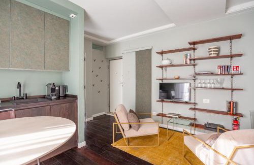 Rione III Colonna Apartamento | Chic Spanish Steps Retreat